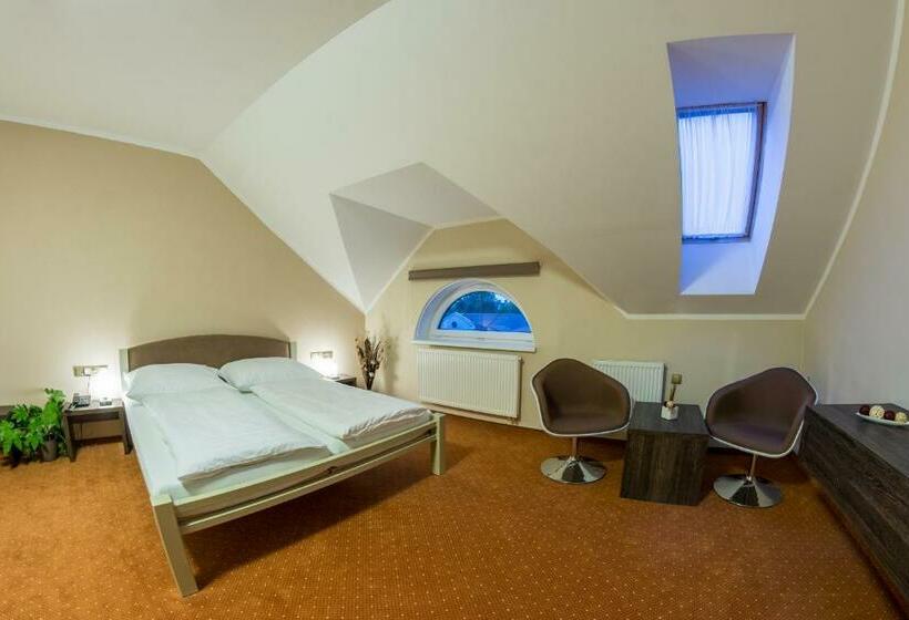 주니어 스위트, Lužnice