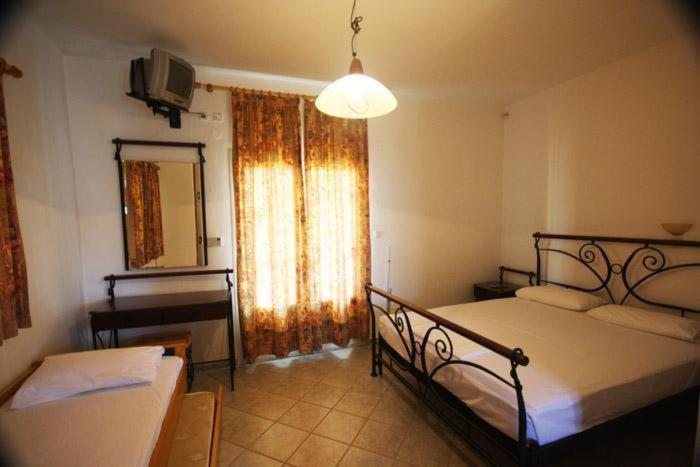 דירת חדר, Rigakis