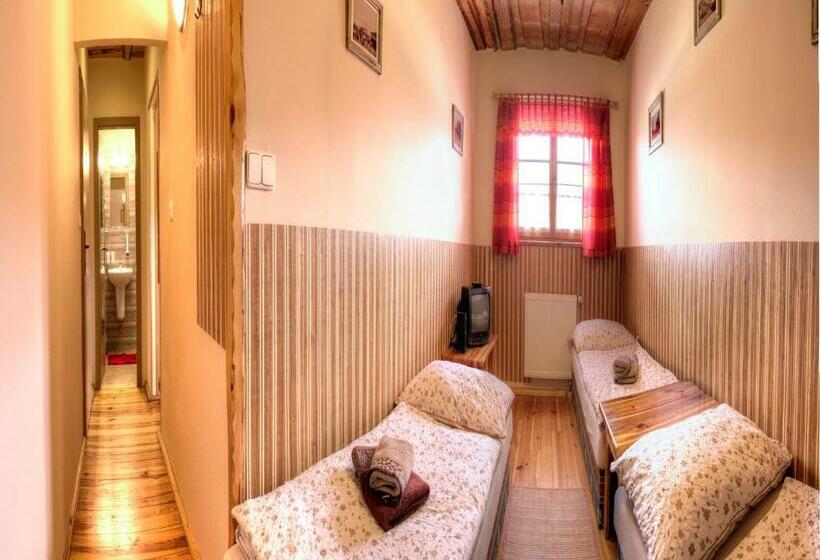 スタンダードトリプルルーム, Steak Restaurant Penzion Country Saloon