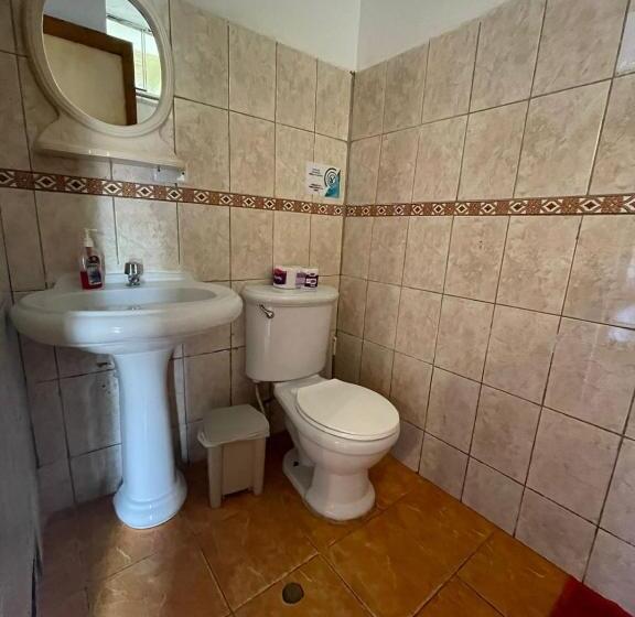 Seng i Delt Værelse, The Point Mancora Beach