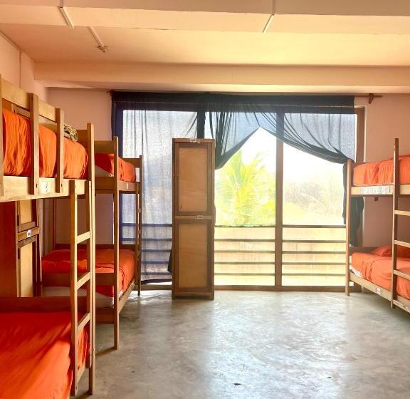 Seng i Delt Værelse, The Point Mancora Beach