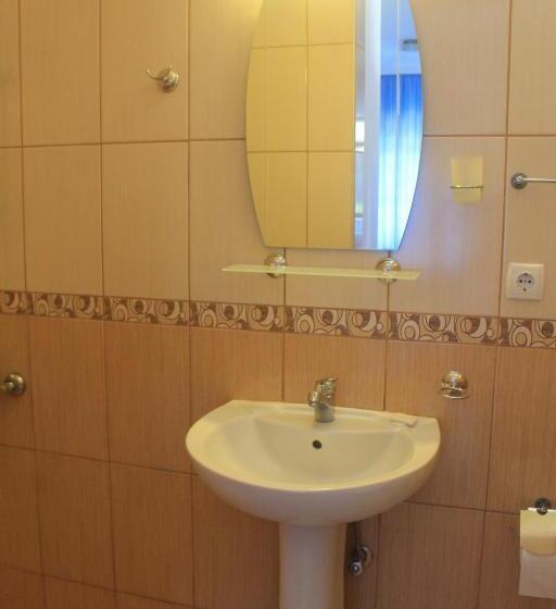 スタンダードトリプルルーム, Erol Motel