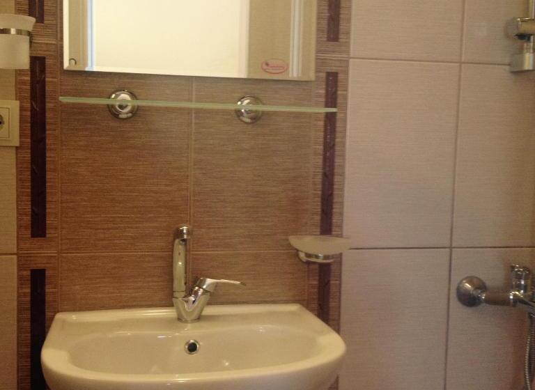 スタンダードトリプルルーム, Erol Motel