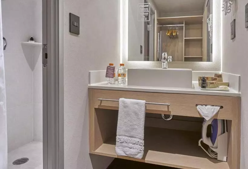 キングサイズベッドのスイートルーム, City Express Suites By Marriott Silao Aeropuerto