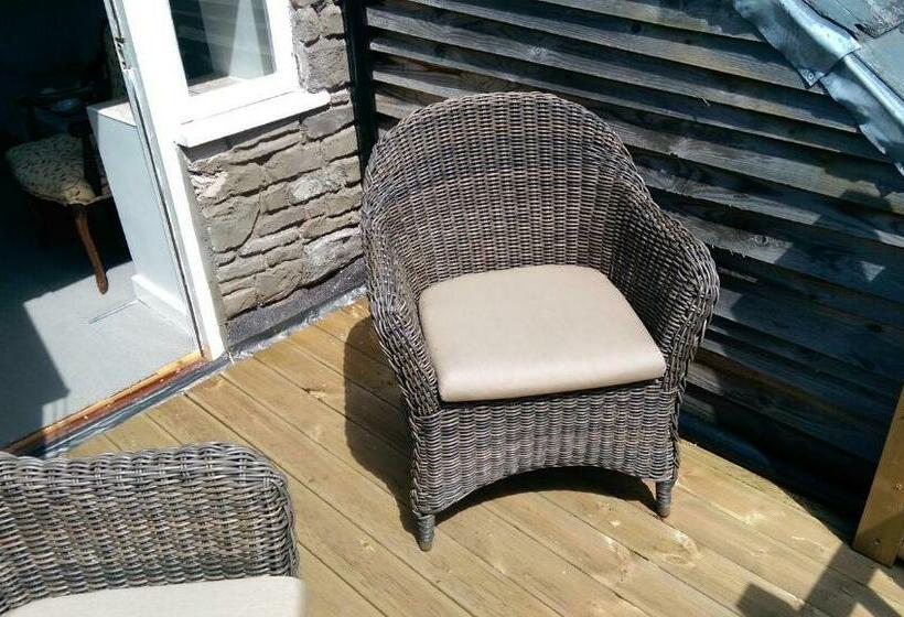 غرفة عائلية, Dragon Inn