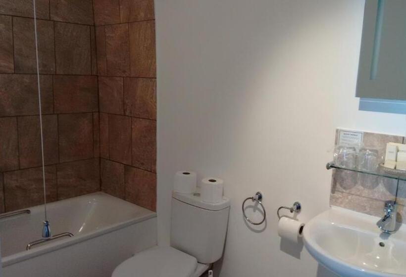 غرفة عائلية, Dragon Inn