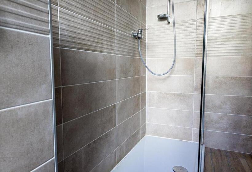 스탠다드 룸, Du Dauphiné