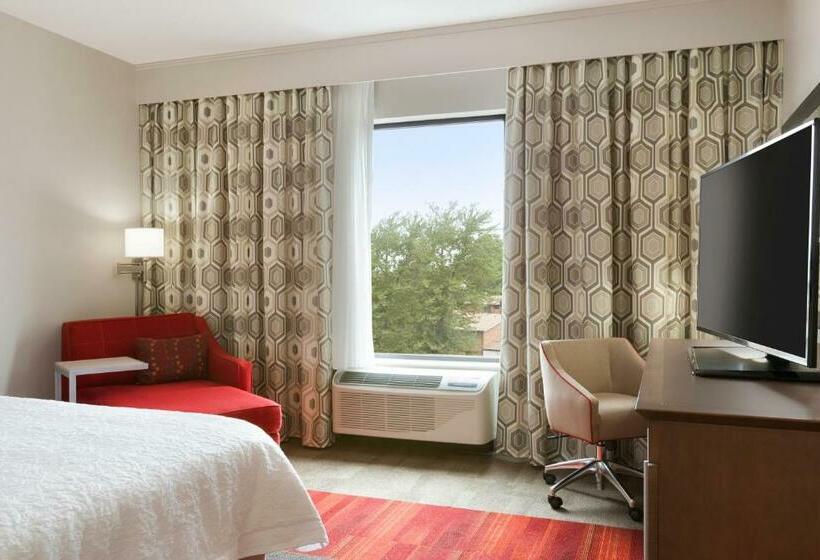 장애인을 위한 킹사이즈 침대 스탠다드 룸, Hampton Inn North Olmsted Cleveland Airport