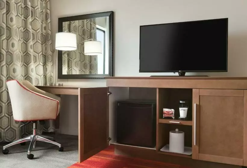 キングサイズベッドのスタンダードルーム, Hampton Inn North Olmsted Cleveland Airport