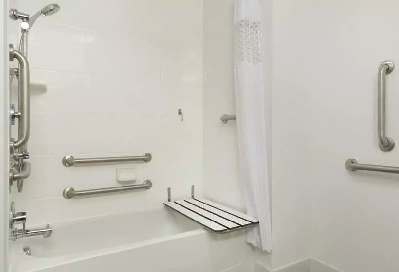 身障者適用キングサイズベッドルーム, Hampton Inn North Olmsted Cleveland Airport