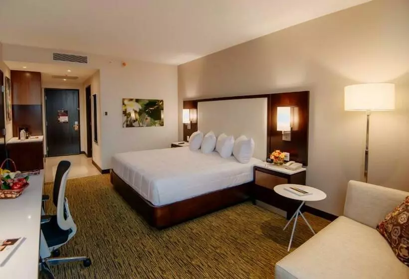 キングサイズベッドのスタンダードルーム, Hilton Garden Inn Puebla Angelópolis, Mexico