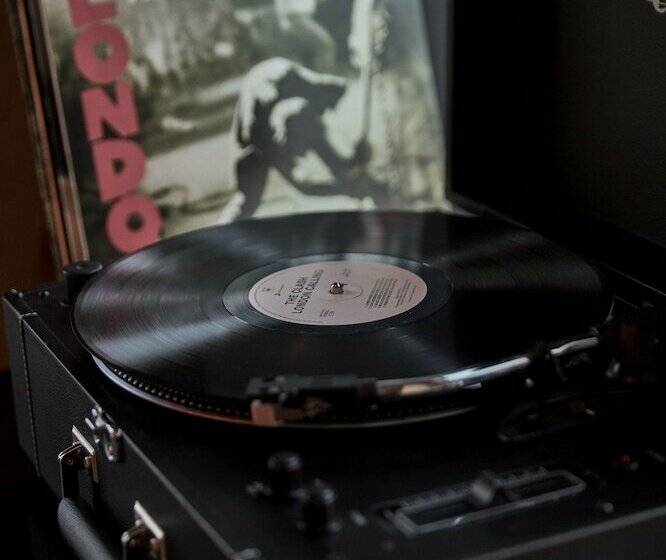 디럭스 룸, Sir Adam Hotel, Part Of Sircle Collection