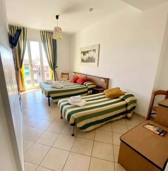 バルコニー付きスタンダードトリプルルーム, Albergo Villa Ada