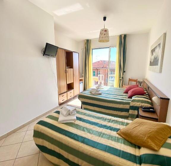 Трехместный Номер Стандарт с Балконом, Albergo Villa Ada