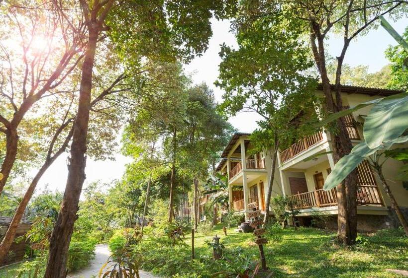 اتاق سه نفره دلوکس با چشم‌انداز باغ, Ancarine Beach Resort