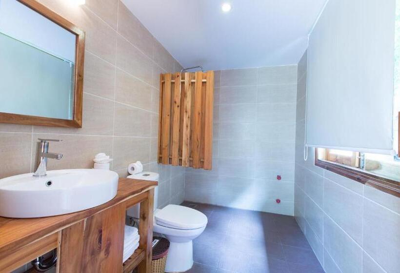 اتاق اساندارد با چشمانداز جانبی به دریا, Ancarine Beach Resort