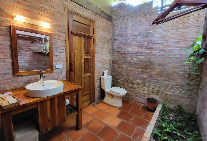 بانگلوی استاندارد, Ancarine Beach Resort