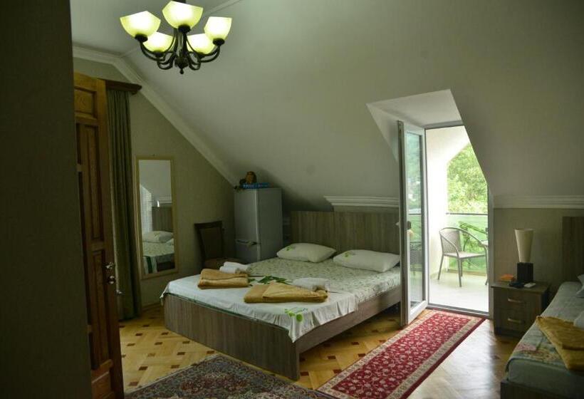 اتاق سه نفره سوپریور با چشمانداز دریا, Mount Villa Kvariati