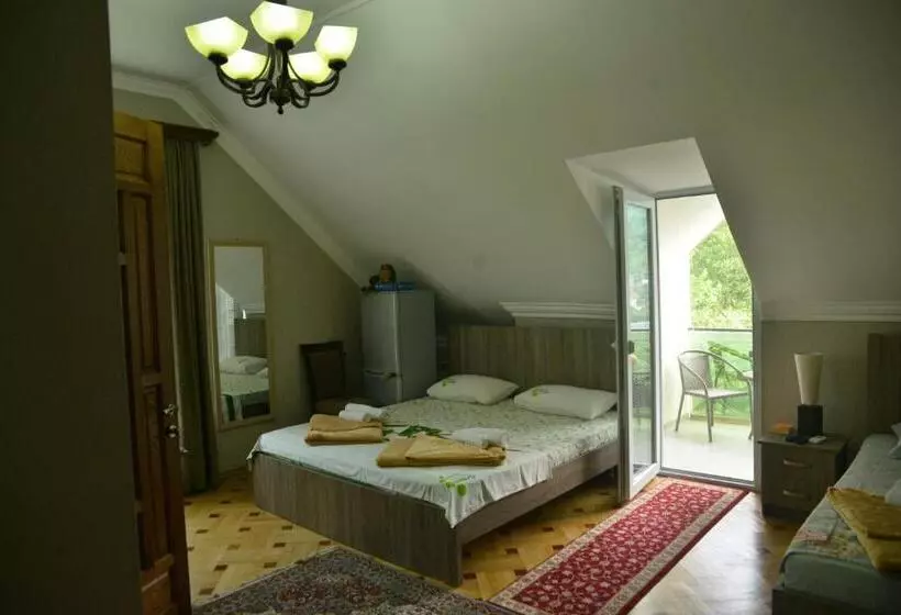 اتاق سه نفره سوپریور با چشمانداز دریا, Mount Villa Kvariati