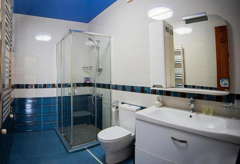 اتاق خانوادگی با چشمانداز دریا, Mount Villa Kvariati