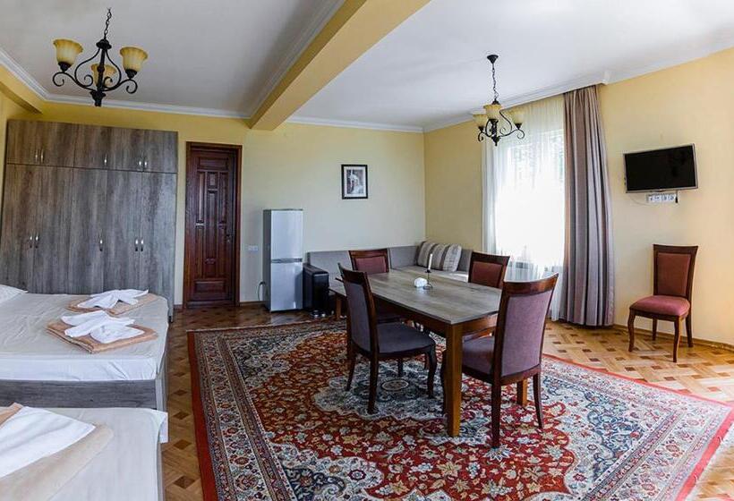 اتاق خانوادگی با چشمانداز دریا, Mount Villa Kvariati