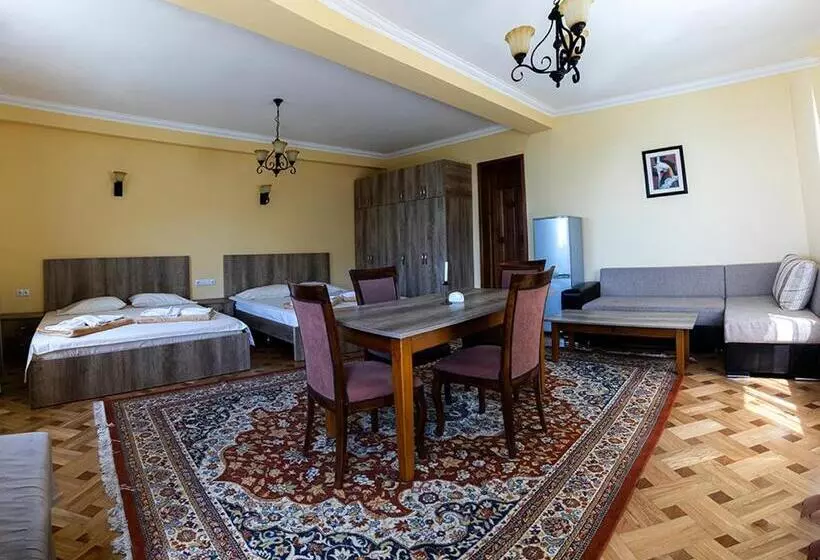 اتاق خانوادگی با چشمانداز دریا, Mount Villa Kvariati