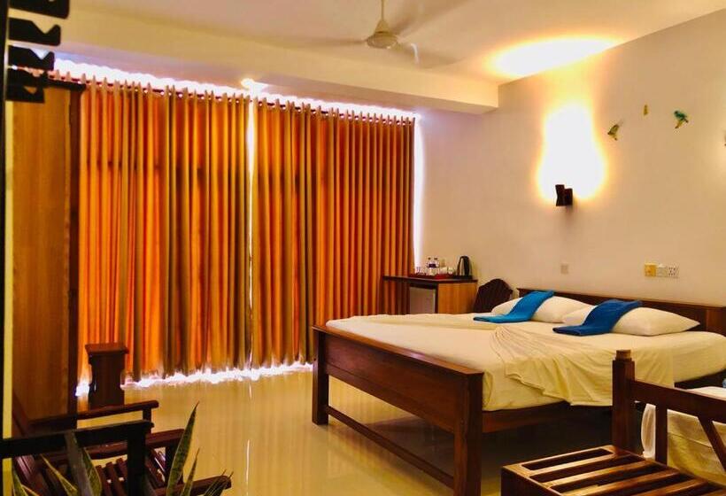 3 Bett Deluxe Zimmer, Mirissa Beach Inn