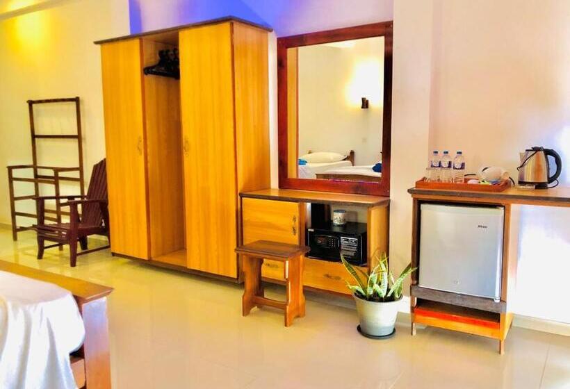 3 Bett Deluxe Zimmer, Mirissa Beach Inn