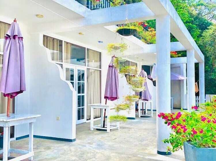 3 Bett Deluxe Zimmer, Mirissa Beach Inn