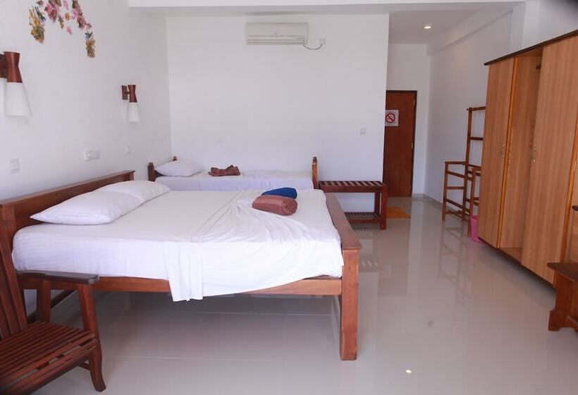 3 Bett Deluxe Zimmer, Mirissa Beach Inn