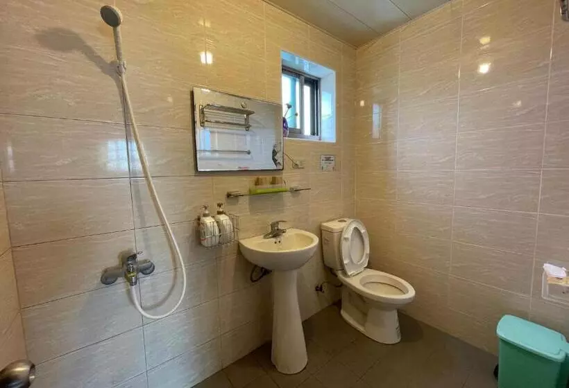 اتاق استاندارد با سرویس بهداشتی مشترک, Linyuan Village