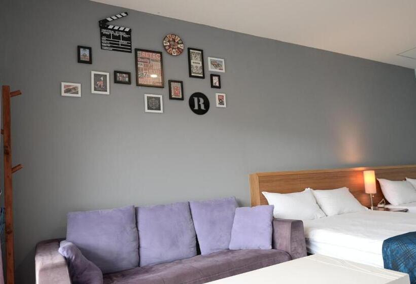 اتاق استاندارد چهارنفره با بالکن, Blue Sky B&b