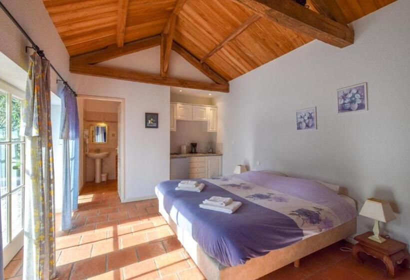 דירת שני חדרים, Domaine D'essendiéras