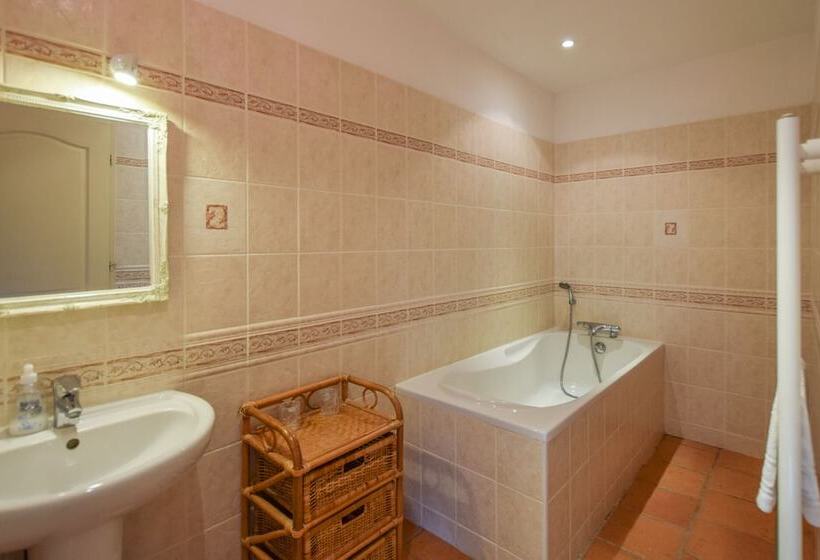 דירת שני חדרים, Domaine D'essendiéras