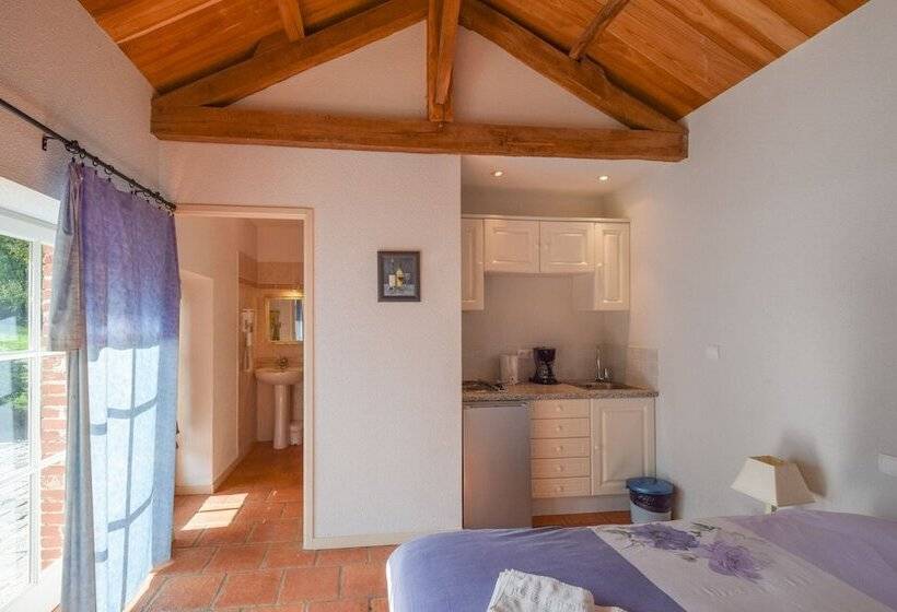 דירת שני חדרים, Domaine D'essendiéras