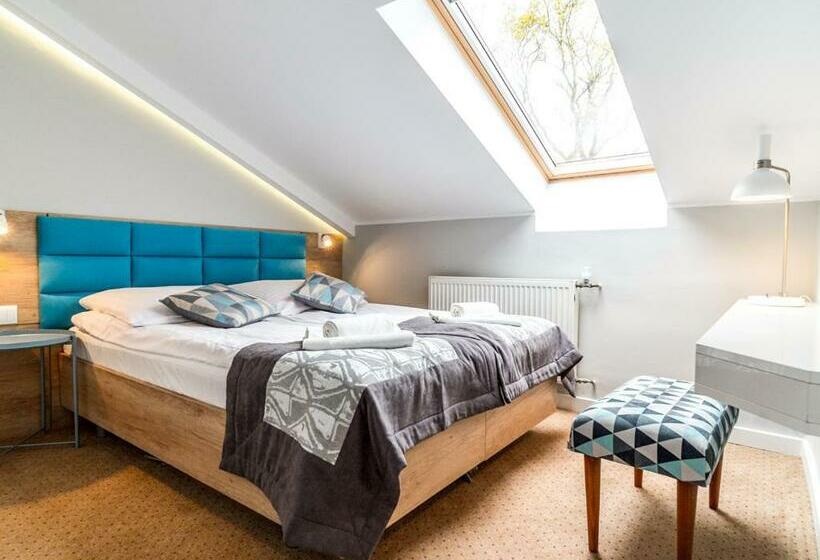 スタンダードトリプルルーム, Jantar