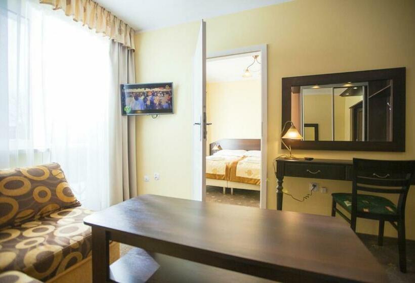 スタンダードトリプルルーム, Jantar