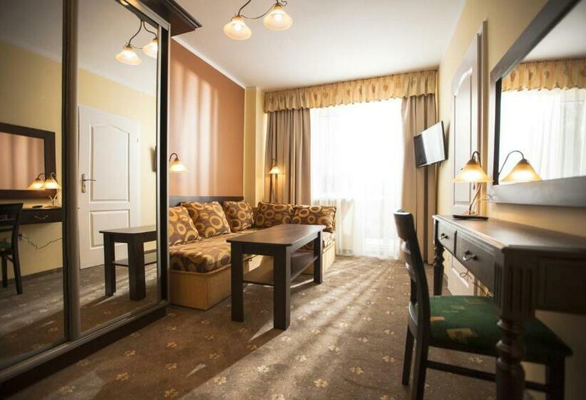 スタンダードトリプルルーム, Jantar