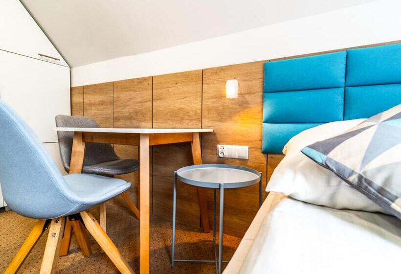 スタンダードトリプルルーム, Jantar