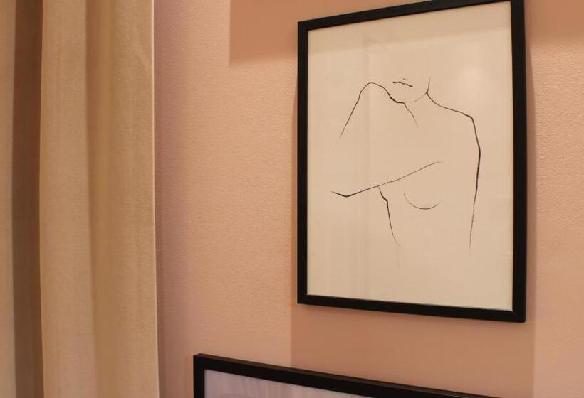 سوییت لوکس, Mihotel Sala