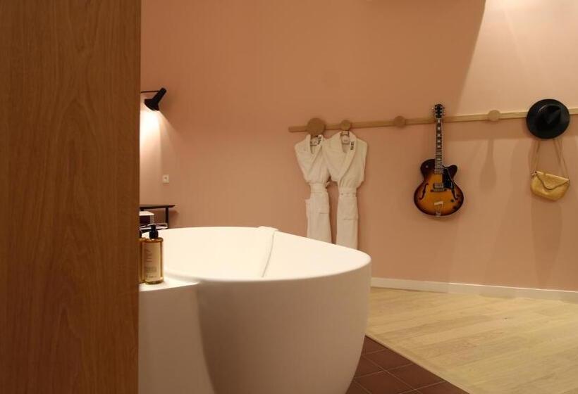 سوییت لوکس, Mihotel Sala