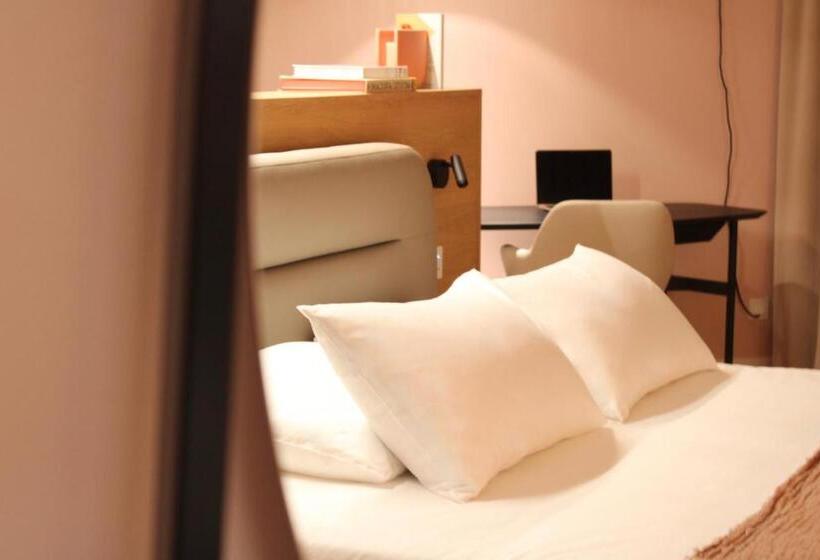 سوییت لوکس, Mihotel Sala