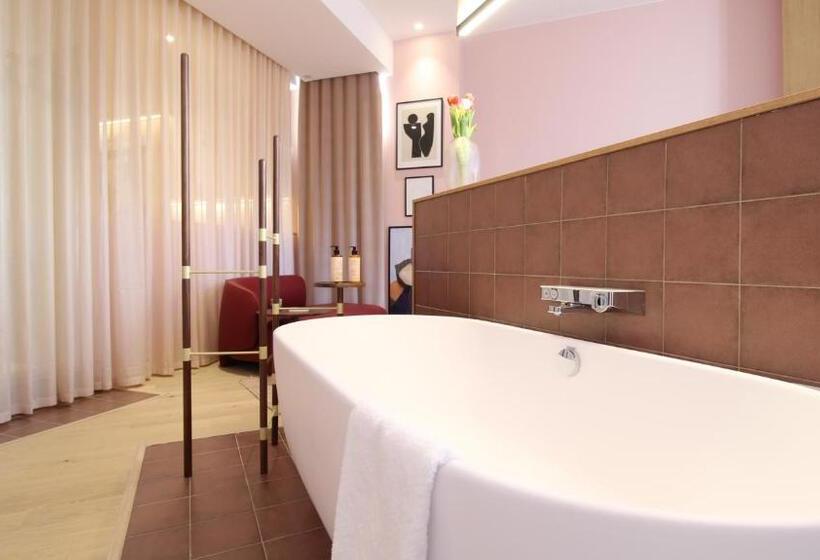 سوییت لوکس, Mihotel Sala