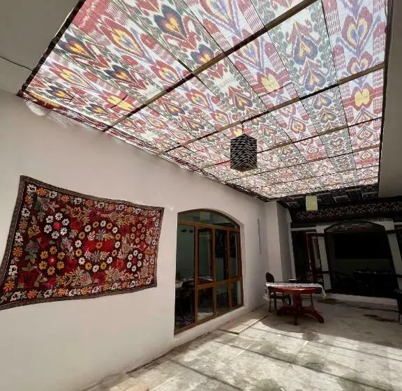 デラックスルーム, Art Suzani National House