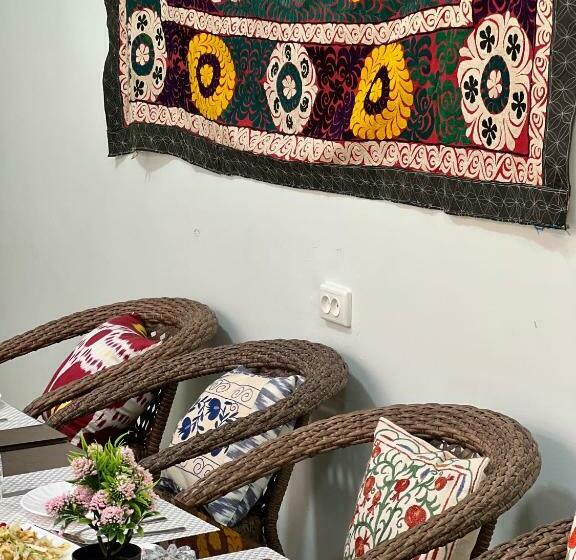 اتاق لوکس, Art Suzani National House