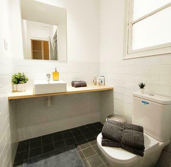 اتاق استاندارد سه تخته با سرویس بهداشتی مشترک, Private Rooms By Plaza Catalunya