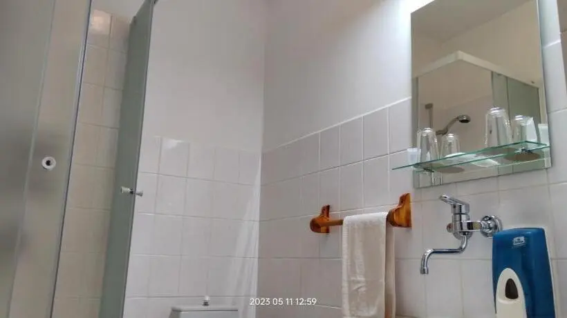 Standard Kolmen Hengen Huone, Motorest U Koně