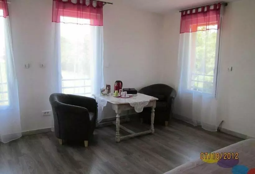 スタンダードトリプルルーム, Chambre D'hôtes Du Bois Joli