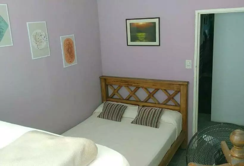 اتاق استاندارد سه تخته با سرویس بهداشتی مشترک, Capital Hostel