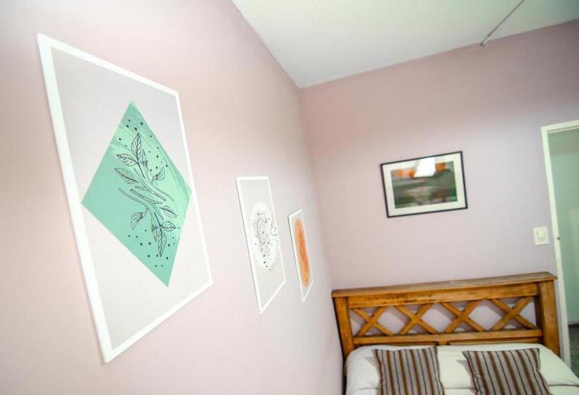 اتاق استاندارد سه تخته با سرویس بهداشتی مشترک, Capital Hostel